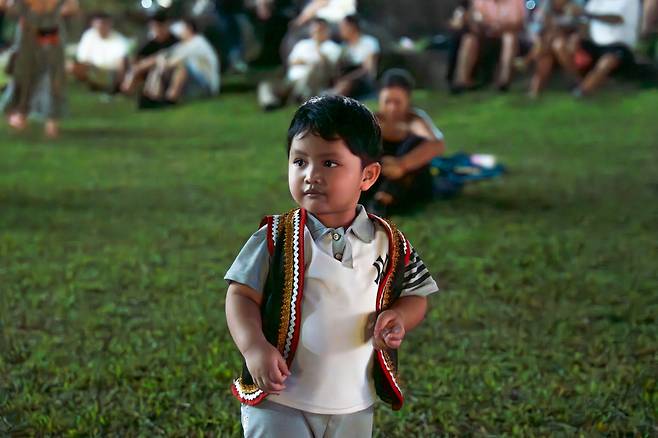 아이가 아빠를 따라와 무대 앞 잔디밭을 누비는 모습