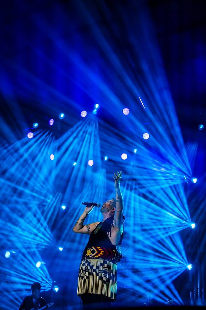 마오리(Māori) 음악가 롭 루하(Rob Ruha)의 공연 현장. 보컬은 얼굴에 마오리족의 상징 문신인 타 모코(Tā moko)를 새겼다&nbsp;