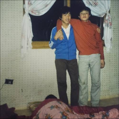 서울 S 보육원 시절 단짝 고아 친구와 함께한 유진수 대표(오른쪽)  중학교 1학년 때쯤 S보육원 방에서 찍은 사진이라고 유 대표는 밝혔다. [본인 제공]