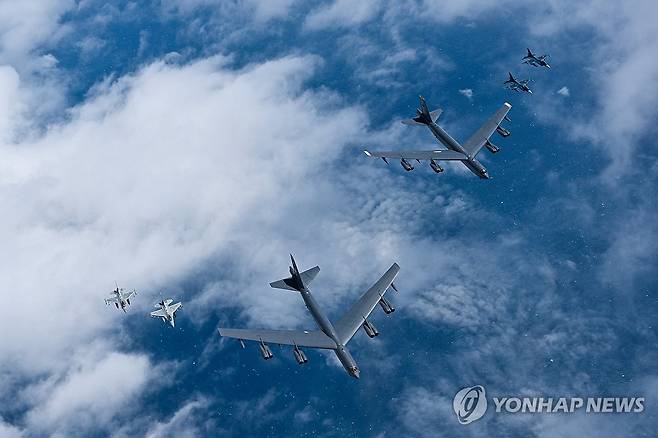 한미일, 제주도 남방 공해상 공중훈련 실시 (서울=연합뉴스) 국방부는 11일 제주도 남방 공해상에서 한미일 공중 훈련을 실시했다고 이날 밝혔다. 2025.7.11 [국방부 제공. 재판매 및 DB 금지] photo@yna.co.kr