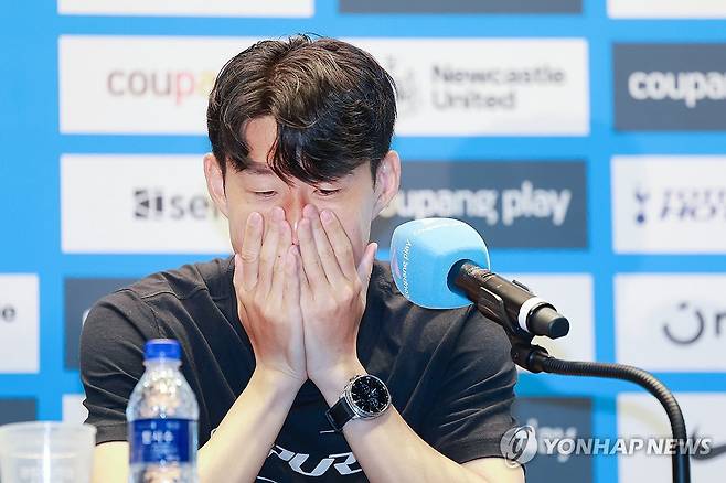 손흥민, 올여름 토트넘 떠나기로 (서울=연합뉴스) 신현우 기자 = 잉글랜드 프로축구 토트넘 손흥민이 2일 서울 영등포구 IFC 더포럼에서 열린 2025 쿠팡플레이 시리즈 기자회견에 참석해 있다.
    이날 손흥민은 기자회견에 앞서 별도의 발언을 통해 "올여름 팀을 떠나기로 결정했다"고 발표했다. 2025.8.2 nowwego@yna.co.kr