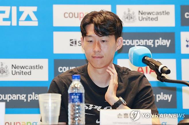 토트넘 손흥민, 올여름 팀 떠나기로 (서울=연합뉴스) 신현우 기자 = 잉글랜드 프로축구 토트넘 손흥민이 2일 서울 영등포구 IFC 더포럼에서 열린 2025 쿠팡플레이 시리즈 기자회견에 참석해 있다.
    이날 손흥민은 기자회견에 앞서 별도의 발언을 통해 "올여름 팀을 떠나기로 결정했다"고 발표했다. 2025.8.2 nowwego@yna.co.kr
