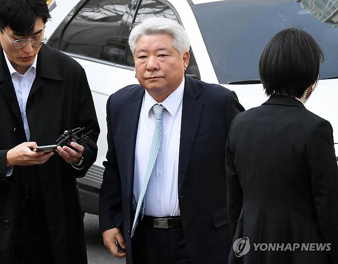서부지법 들어서는 김홍일 변호사 (서울=연합뉴스) 김인철 기자 = 대통령 변호인단인 김홍일 변호사가 지난 3월 21일 서울 마포구 서부지방법원에 들어서고 있다. 2025.3.21 [공동취재] yatoya@yna.co.kr