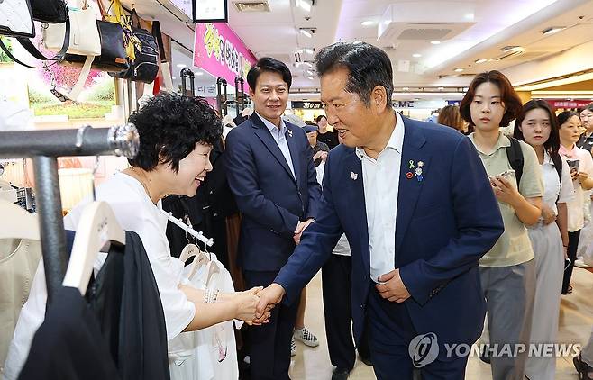 인천 찾아 지지 호소하는 민주당 정청래 당대표 후보 (인천=연합뉴스) 임순석 기자 = 더불어민주당 정청래 당대표 후보가 30일 인천 부평구 부평역지하상가를 찾아 상인들과 인사하고 있다. 2025.7.30 soonseok02@yna.co.kr