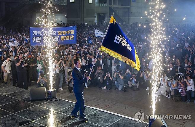 당기 흔드는 정청래 신임 당대표 (고양=연합뉴스) 김주성 기자 = 더불어민주당 정청래 신임 당대표가 2일 고양 킨텍스에서 열린 전국당원대회에서 김병기 당대표 직무대행 겸 원내대표로부터 받은 당기를 흔들고 있다. 2025.8.2 [공동취재] utzza@yna.co.kr