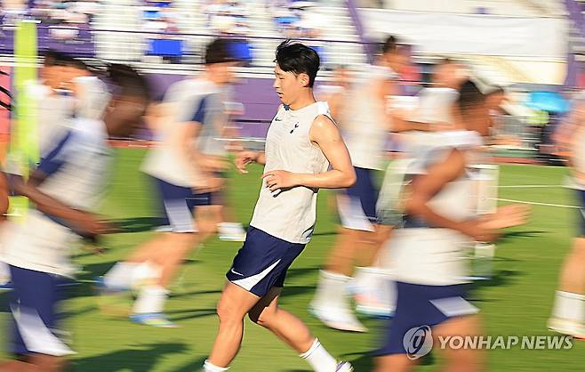 공개 훈련하는 토트넘 손흥민 (안양=연합뉴스) 최재구 기자 = 쿠팡플레이 시리즈 뉴캐슬과의 경기를 앞둔 토트넘의 손흥민이 2일 경기도 안양종합운동장에서 훈련하고 있다. 2025.8.2 jjaeck9@yna.co.kr
