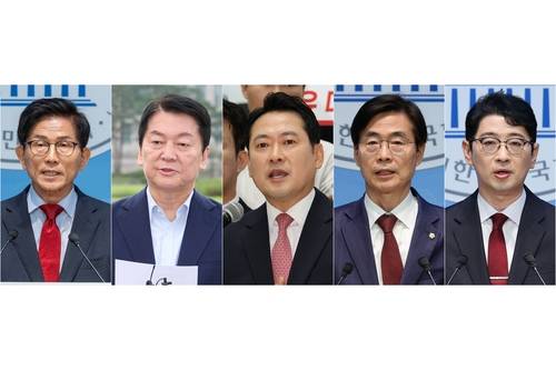 국민의힘 당 대표 선거 5파전 (서울=연합뉴스) 황광모 김주성 박동주 기자 = 국민의힘은 8·22 전당대회 당 대표 후보 등록 마감 결과 김문수 전 고용노동부 장관, 안철수 의원, 장동혁 의원, 조경태 의원, 주진우 의원(왼쪽부터,가나다순) 등 총 5명이 신청했다고 31일 밝혔다.
    사진은 당 대표 출마 선언 기자회견을 하는 5인의 당권 주자들. 2025.7.31 [연합뉴스 자료사진] hkmpooh@yna.co.kr
