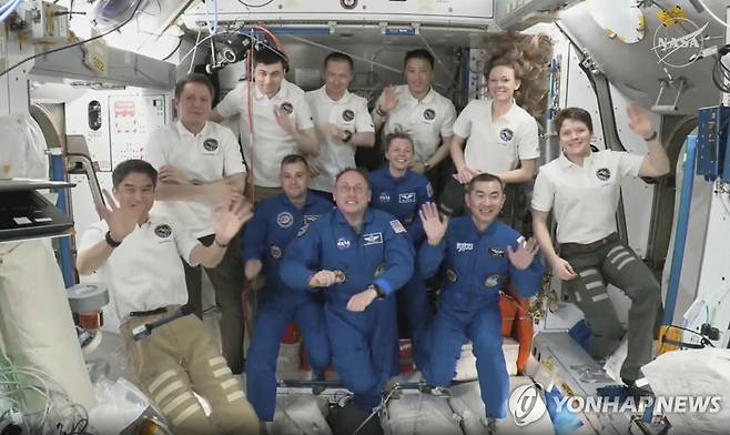 2일 ISS에 도착한 우주비행사들(앞줄 가운데 파란 옷 4명) [AP=연합뉴스/NASA·스페이스X 제공. 재판매 및 DB 금지]