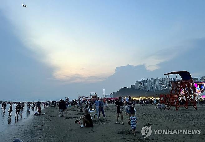 노을과 함께하는 다대포해수욕장 피서법 (부산=연합뉴스) 김재홍 기자 = 2일 오후 부산 사하구 다대포해수욕장이 피서 인파로 북적이고 있다. 부산시가 주최하는 제29회 부산바다축제가 지난 1일 다대포해수욕장에서 개막해 오는 3일까지 이어진다. 2025.8.2 pitbull@yna.co.kr