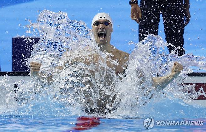 남자 접영 100ｍ에서 우승한 뒤 환호하는 막심 그루세. [로이터=연합뉴스]