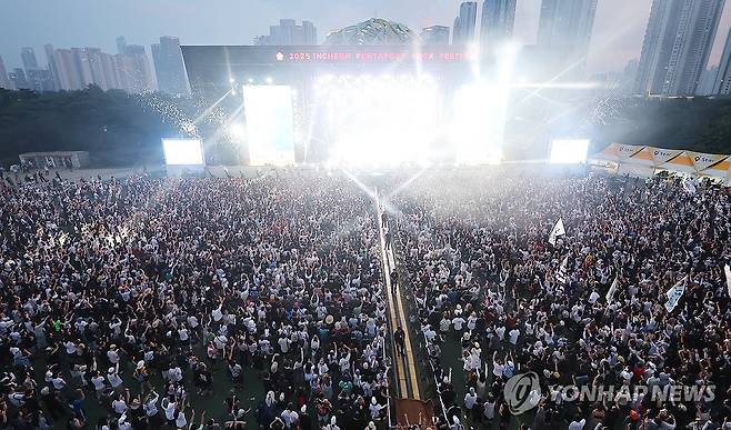 열대야 잊은 록 페스티벌 (인천=연합뉴스) 임순석 기자 = 1일 오후 인천시 연수구 송도달빛축제공원에서 열린 2025 인천 펜타포트 록 페스티벌에서 관람객들이 장기하의 공연을 즐기고 있다. 2025.8.1 soonseok02@yna.co.kr