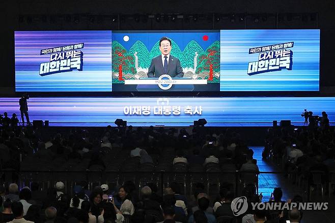 이재명 대통령 영상 축사 (고양=연합뉴스) 김주성 기자 = 2일 고양 킨텍스에서 열린 더불어민주당 전국당원대회 개회식에서 이재명 대통령의 영상 축사가 상영되고 있다. 2025.8.2 utzza@yna.co.kr