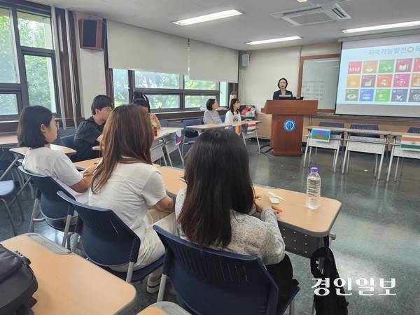 ‘지구를 바꾸는 청소년, SDGs를 만나다’ 수업이 유럽의 집시 이슈를 주제로 진행되고 있다. 2025.7.31 남양주/이종우기자 ljw@kyeongin.com