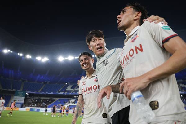 Kim Eun -jung, director of Suwon FC, rejoices with Willian (left) and Luan. 2025.8.2 /Korea Professional Football Federation provided