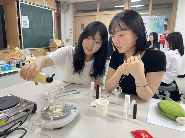 과학실에서 전자저울을 사용해 계량을 하는 모습.