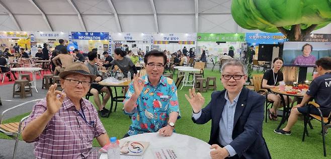 김동일 보령시장과 함께 그늘막 쉼터에서(오른쪽은 서인식 평통계룡시지부장)