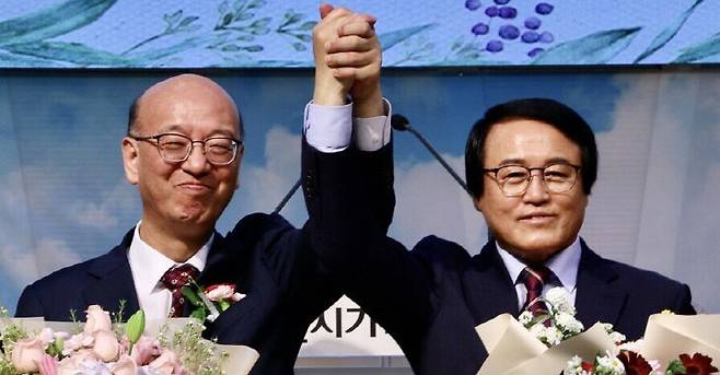 대전시기독교연합회 제74대 심상효 목사가 제75대 하재호 목사의와 손을 맞잡고 축하해주고 있다.