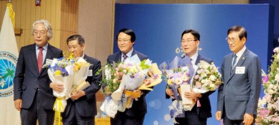 사단법인 한국장로교총연합회가 선정한 자랑스러운 장로교인상 '선교 및 문화부문' 수상자로 선정돼 축하 꽃다발을 받고 있는 하재호 회장.