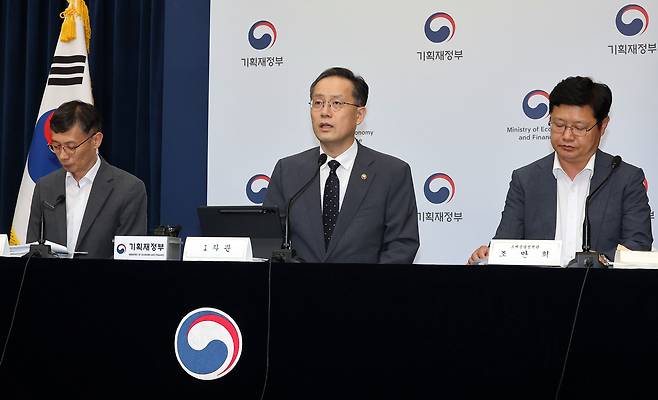 이형일 기획재정부 1차관이 지난 29일 정부세종청사 민원동 브리핑실에서 2025 세제 개편안 상세 브리핑을 하고 있다. 오른쪽부터 조만희 조세총괄정책관, 이 차관, 박금철 세제실장. 2025.7.31 사진=연합뉴스.&nbsp;