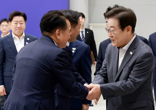 이재명 대통령이 1일 서울 용산 대통령실 청사에서 열린 전국 시도지사 간담회에서 김영환 충북도지사와 인사하고 있다. 2025.8.1 사진=연합뉴스.&nbsp;