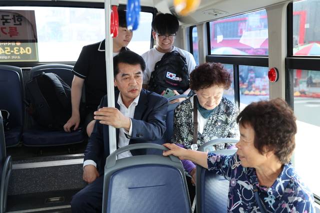 ▲ 최재형 군수가 무료 농어촌버스에 탑승해 이용 주민들과 소통하고 있다.