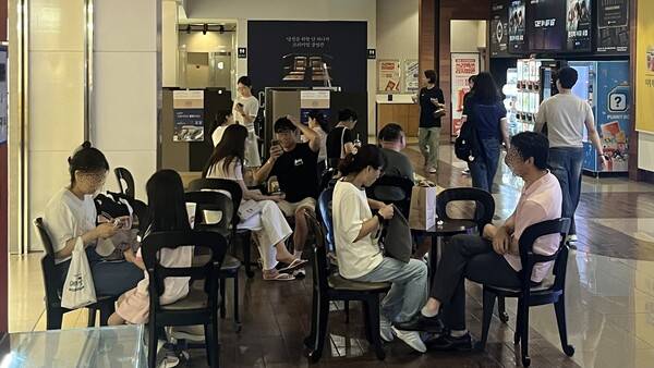 정부가 지정한 '문화가 있는 날'인 지난달 30일, 광주광역시 동구의 한 영화관이 시민들로 북적이고 있다. 윤준명 기자