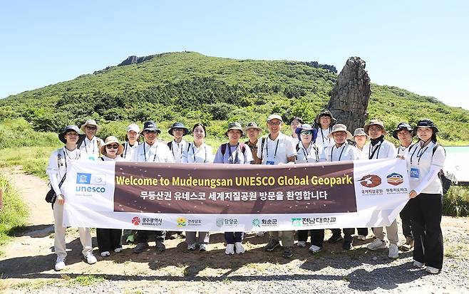 지난달 28-31일 무등산권 세계지질공원 현장실사가 열린 가운데 지질공원 전문가인 일본의 니레 카가야(Nire Kagaya)와 중국의 타나(Ta Na) 실사위원, 관계자들이 무등산 장불재에서 기념촬영을 하고 있다.<광주시 제공>