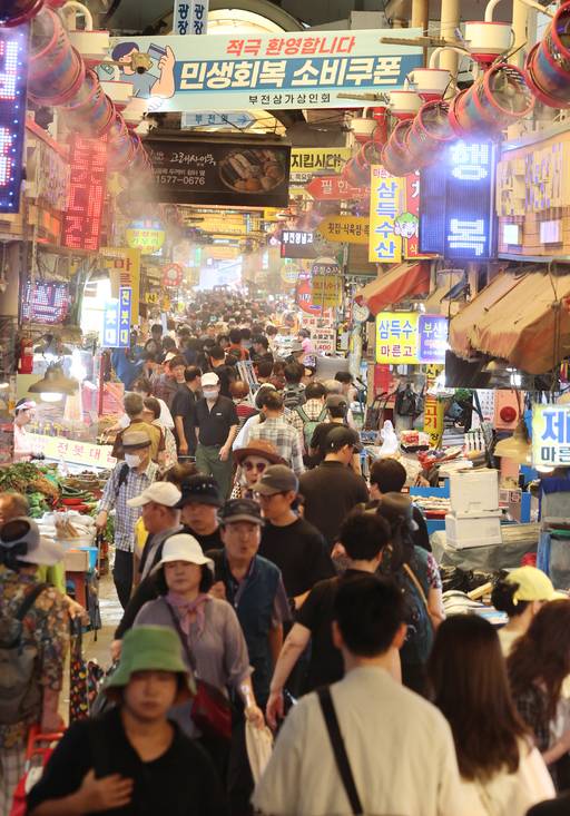중복인 (지난달) 30일 찜통 폭염이 이어지는 가운데 부산 부산진구 부전시장에 상인회에서 내건 '민생회복 소비쿠폰 환영' 펼침막과 쿨링 포그가 방문객들을 맞이하고 있다. 연합뉴스 제공