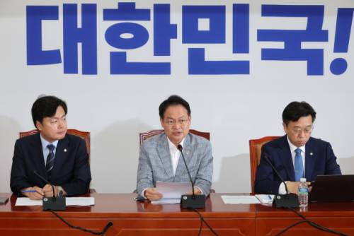 더불어민주당 허영 원내정책수석이 3일 서울 여의도 국회에서 열린 노조법 2·3조 개정 관련 기자간담회에서 발언하고 있다. 왼쪽부터 김현정 원내대변인, 허영 원내정책수석, 이용우 원내부대표. 연합뉴스