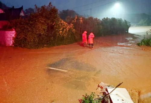 ◇호우 특보가 발효된 3일 오후 전남 무안군 해제면 한 주택이 빗물로 잠겨 있다. 2025.8.3 [전남소방본부 제공]