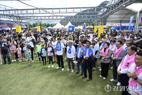 ◇오는 10일까지 평창 대화면 땀띠공원 일원에서 계속되는 2025년 Fantastic SUMMER 평창더위사냥축제’에 방문객들의 발길이 이어지고 있다.MER 평창더위사냥축제’에 방문객들의 발길이 이어지고 있다.