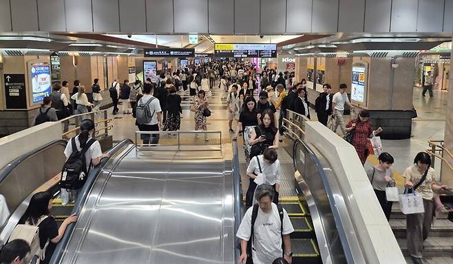 오사카에서 다른 도시로 향하는 관문인 오사카역과 신오사카역은 평일과 주말을 가리지 않고, 아침 저녁으로 사람들로 붐비며 활기를 띠고 있다.