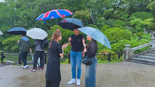 일본 교토 청수사에서 인터뷰를 진행하고 있다.