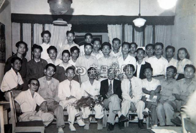 1951년 향촌동의 르네상스 골목 북쪽 끝 모나미다방에서 열린 한솔 이효상의 출판기념회.jpg
