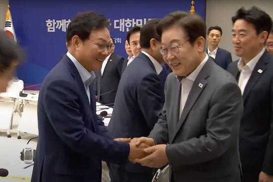▲ 이재명 대통령과 박완수 경남지사가 1일 서울 용산 대통령실 청사에서 열린 전국 시도지사 간담회에서 인사하고 있다.