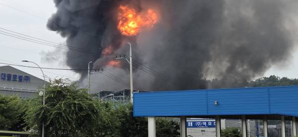3일 낮 12시 42분께 경북 영천시 금호읍 구암리 영천일반산업단지 본촌공단 내 대달산업(주) 공장에서 화재가 나 불길이 치촛고 있다. 권오석 기자