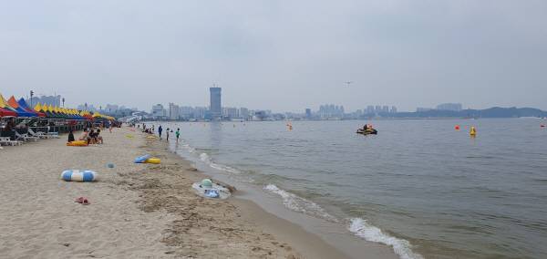 3일 오후 포항 송도해수욕장 피서객들이 대부분 물 안으로 들어가지 않는 모습. 황영우 기자