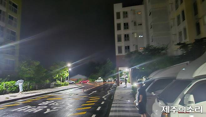 3일 밤 9시50분쯤 상당수 지역의 정전이 복구됐지만 제주시 아라동 첨단과학기술단지에 위치한 모 아파트 단지에서는 여전히 전력이 차단됐다. 해당 아파트는 밤 10시36분쯤 전력 공급이 이뤄졌다. ⓒ제주의소리