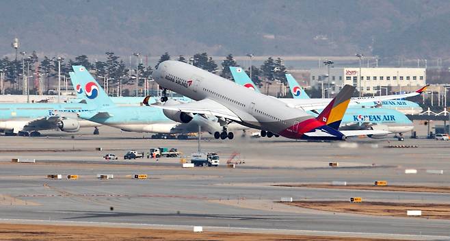 지난해 12월 11일 인천공항 계류장 및 활주로에 대한항공과 아시아나 비행기의 모습이 보이고 있다. 사진=뉴스1