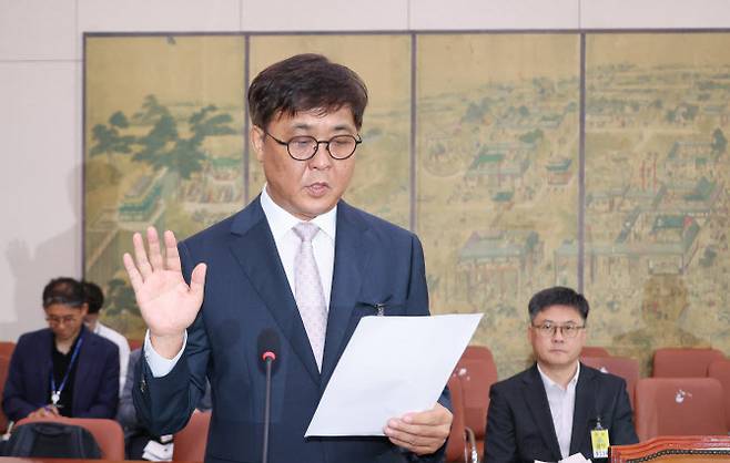 최휘영 문화체육관광부 장관 후보자가 29일 서울 여의도 국회 문화체육관광위원회에서 열린 인사청문회에서 선서하고 있다. (사진=연합뉴스)