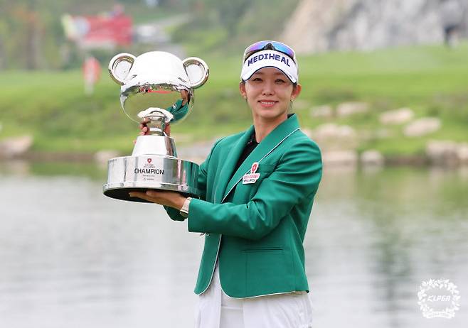 배소현이 3일 강원도 원주시 오로라 골프 앤 리조트에서 열린 KLPGA 투어 오로라월드 레이디스 챔피언십에서 시즌 첫 승을 거둔 뒤 ‘곰인형’ 트로피를 들어 올리고 있다. (사진=KLPGA)