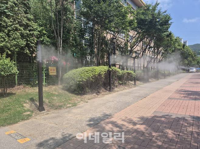 용인시 관내 설치된 쿨링포그 가동 장면.(사진=용인시)