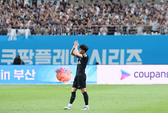 올여름 팀을 떠나기로 한 토트넘 홋스퍼 손흥민이 3일 서울월드컵경기장에서 열린 2025 쿠팡플레이 시리즈 뉴캐슬 유나이티드와의 친선경기에서 후반 교체 아웃되며 팬들을 향해 인사하고 있다. 사진=연합뉴스