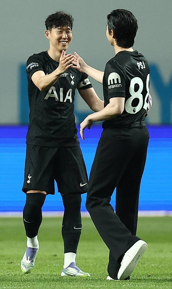 3일 서울월드컵경기장에서 열린 2025 쿠팡플레이 시리즈 토트넘 홋스퍼와 뉴캐슬 유나이티드의 경기. 토트넘 손흥민이 이날 시축을 마친 절친 배우 박서준과 포옹하고 있다.  사진=연합뉴스