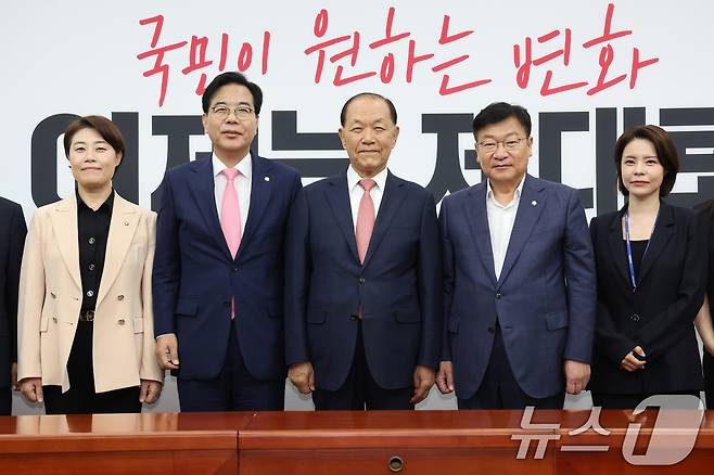 송언석 국민의힘 비상대책위원장 겸 원내대표가 14일 오전 서울 여의도 국회에서 열린 당 대표 및 최고위원 선출 선거관리위원회 위촉장 수여식에서 황우여 선관위원장 등 선관위원들과 기념촬영을 하고 있다. (국민의힘 제공) 2025.7.14/뉴스1
