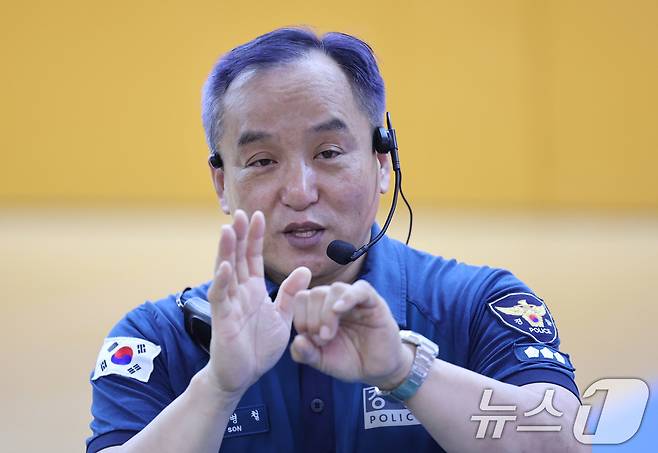 손병철 충정로 지구대장이 지난 22일 서울 종로구 서울경찰청 상무관에서 지역경찰 대상 흉기 대응 실전훈련을 지도하고 있다. ⓒ News1 박지혜 기자