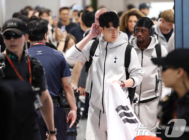 태극기를 들고 입국장에 들어서는 손흥민. 2025.8.1/뉴스1 ⓒ News1 권현진 기자