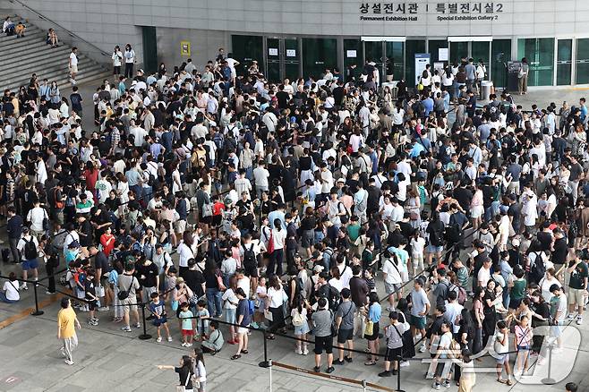 3일 오전 서울 용산구 국립중앙박물관 전시실 앞 광장이 입장을 대기하는 시민들로 북적이고 있다. 2025.8.3/뉴스1 ⓒ News1 민경석 기자