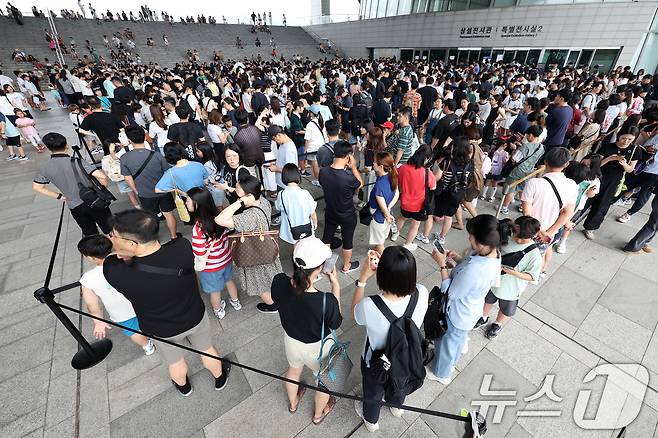 3일 오전 서울 용산구 국립중앙박물관 전시실 앞 광장이 입장을 대기하는 시민들로 북적이고 있다. 2025.8.3/뉴스1 ⓒ News1 민경석 기자