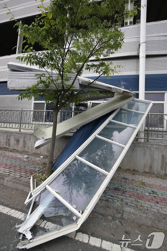 3일 오후 경북 영천시 금호읍 구암리 채신공단에 있는 한 화학원료 제조 공장에서 불이 났다. 화재 현장 폭발로 인근 공장 구조물 일부가 파손돼 있다. 2025.8.3/뉴스1 ⓒ News1 공정식 기자
